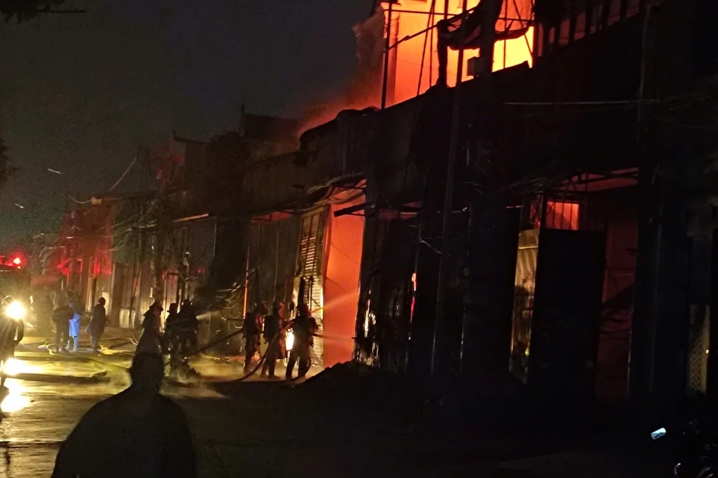 Xưởng sản xuất ở Hà Nội bốc cháy ngùn ngụt ngày đầu năm - 1