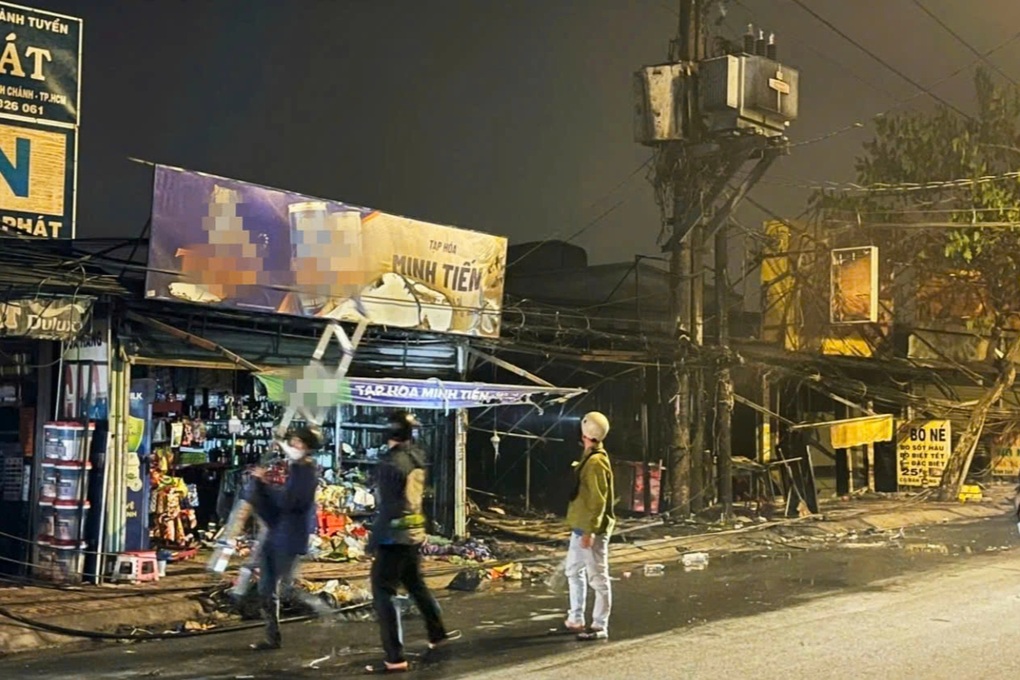 Cháy trụ điện lan sang 3 hộ kinh doanh, nhiều tài sản bị thiêu rụi ở TPHCM - 1