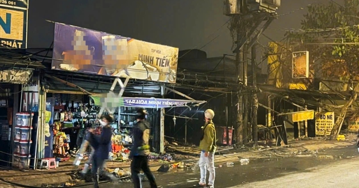 Cháy trụ điện lan sang 3 hộ kinh doanh, nhiều tài sản bị thiêu rụi ở TPHCM