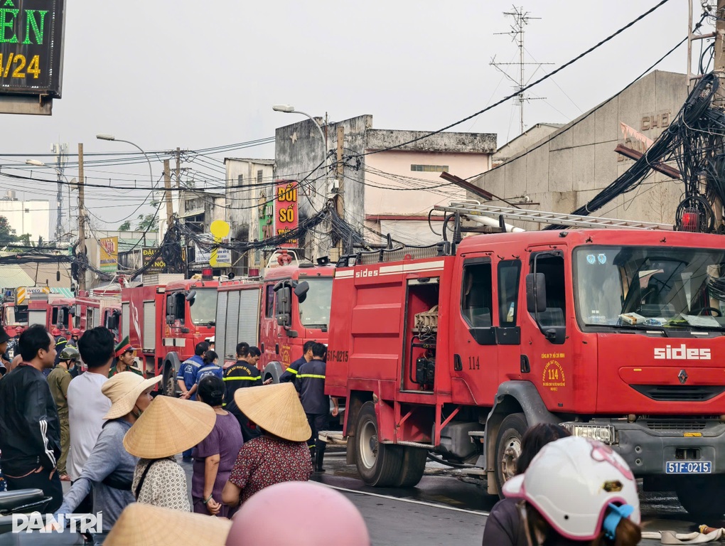 Cháy nhà dân sau khu chợ ở TPHCM - 1