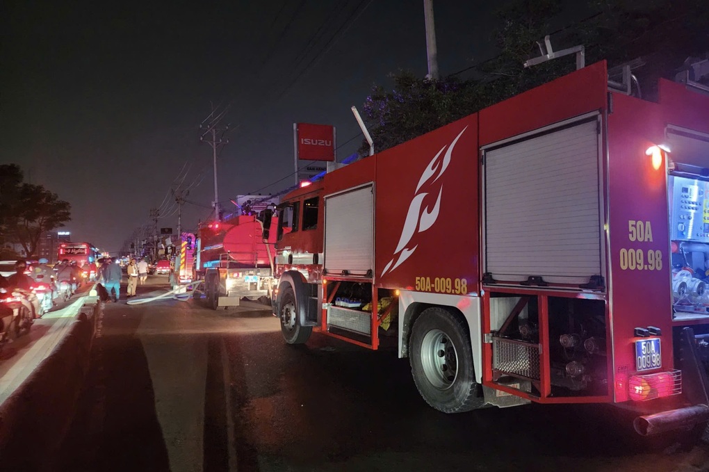 Lửa bao trùm showroom ô tô ở TPHCM - 2