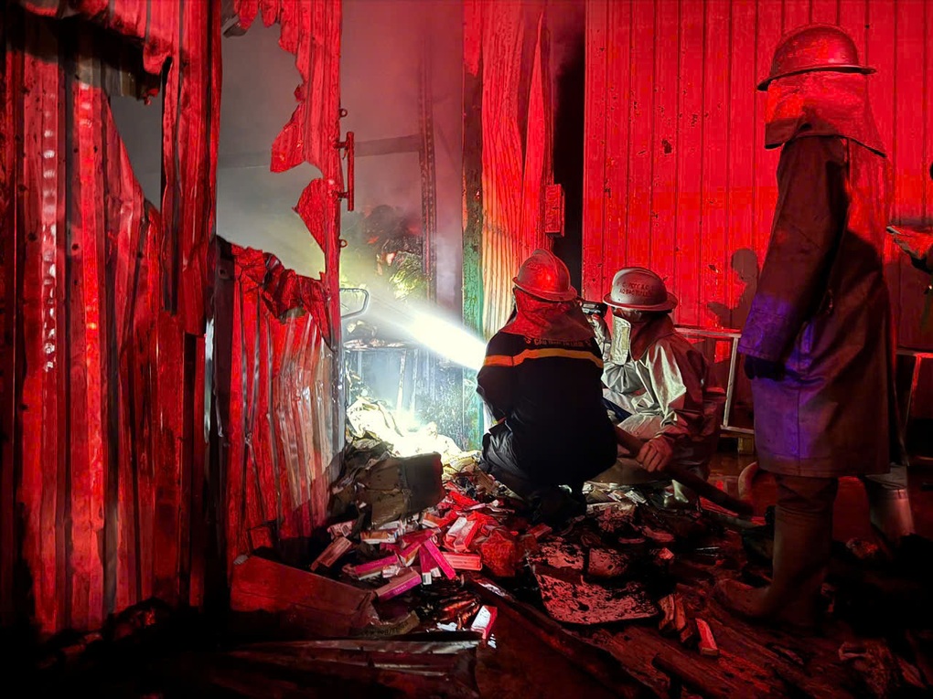 Hàng chục cảnh sát dập tắt đám cháy bên trong cụm công nghiệp ở Hà Nội - 2 Hàng chục cảnh sát dập tắt đám cháy bên trong cụm công nghiệp ở Hà Nội - 2