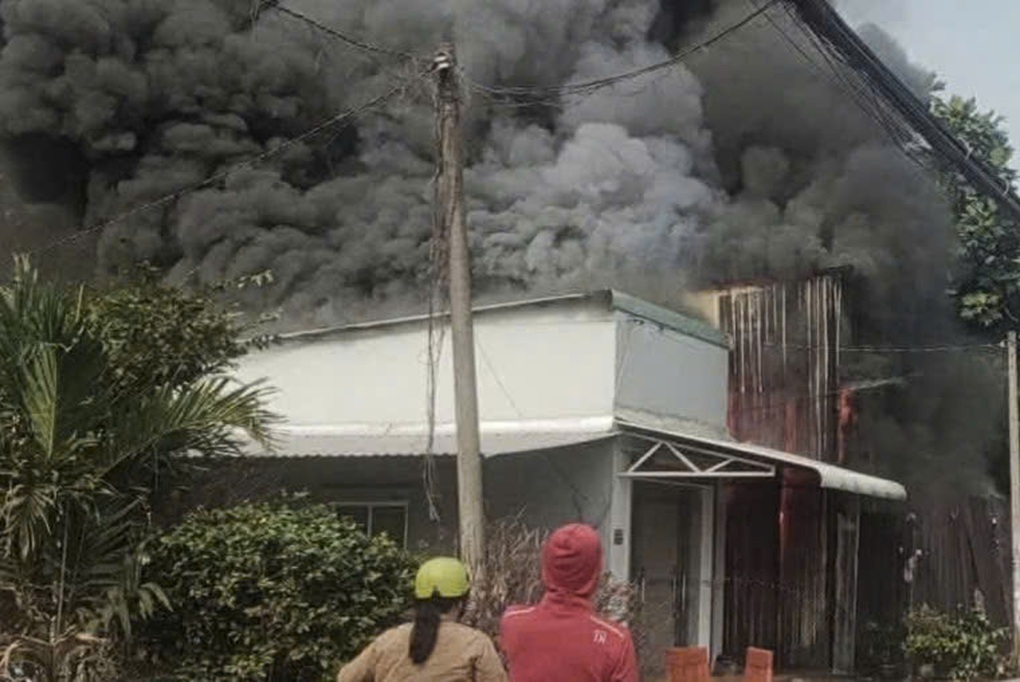 Cháy nhà ở TPHCM, khói đen bao trùm khu vực - 1