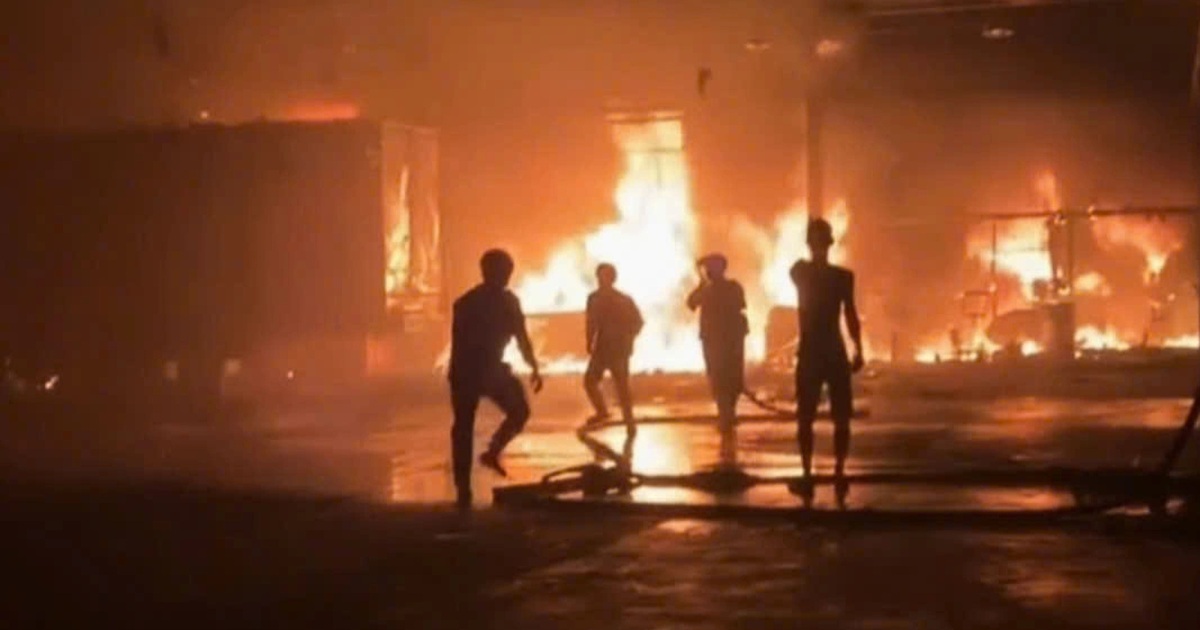 Lửa bao trùm showroom ô tô ở TPHCM