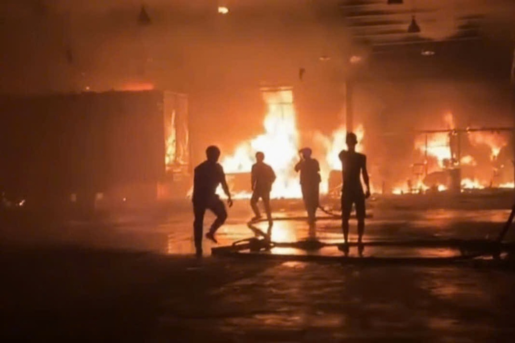 Lửa bao trùm showroom ô tô ở TPHCM - 1