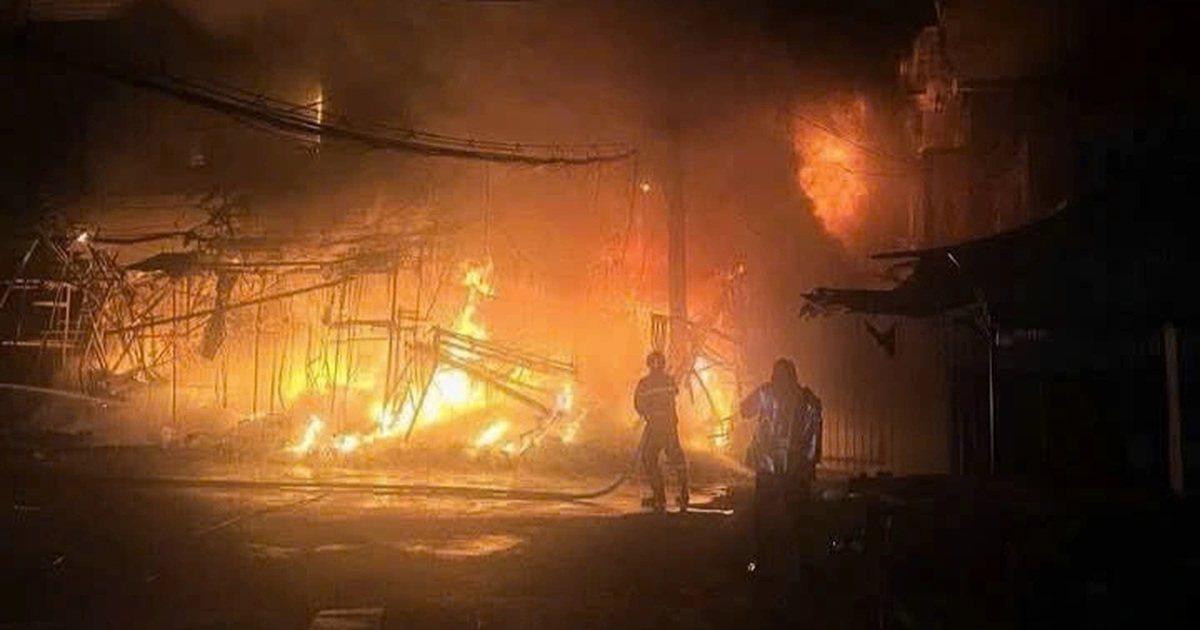 Cháy cửa hàng giày dép trong khu chợ ở TPHCM