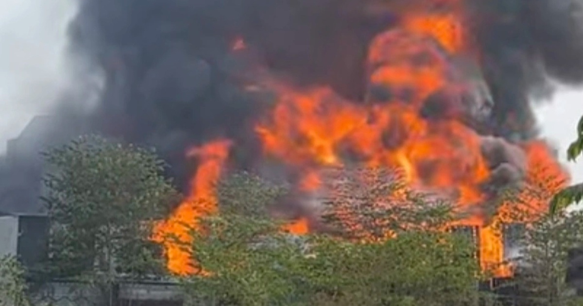 Hai vụ cháy cùng lúc ở TPHCM, dân nhìn đâu cũng thấy khói