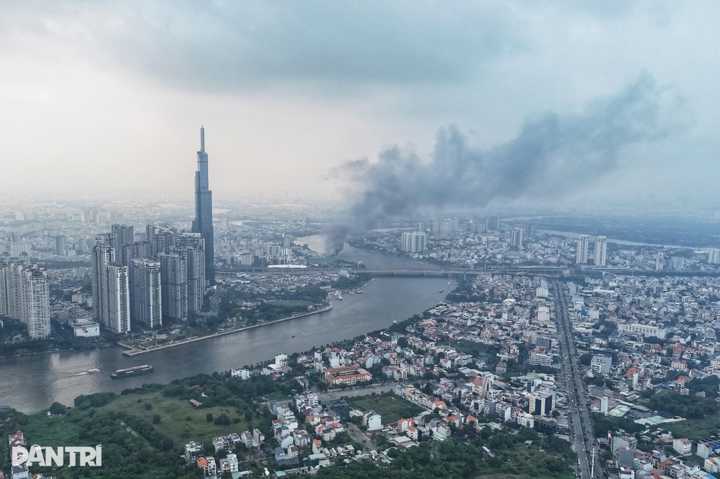 Cháy du thuyền trên sông Sài Gòn - 3