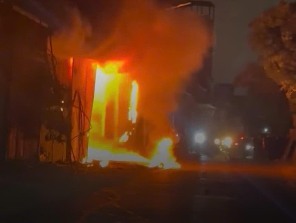 Xưởng sản xuất ở Hà Nội bốc cháy ngùn ngụt ngày đầu năm - 2