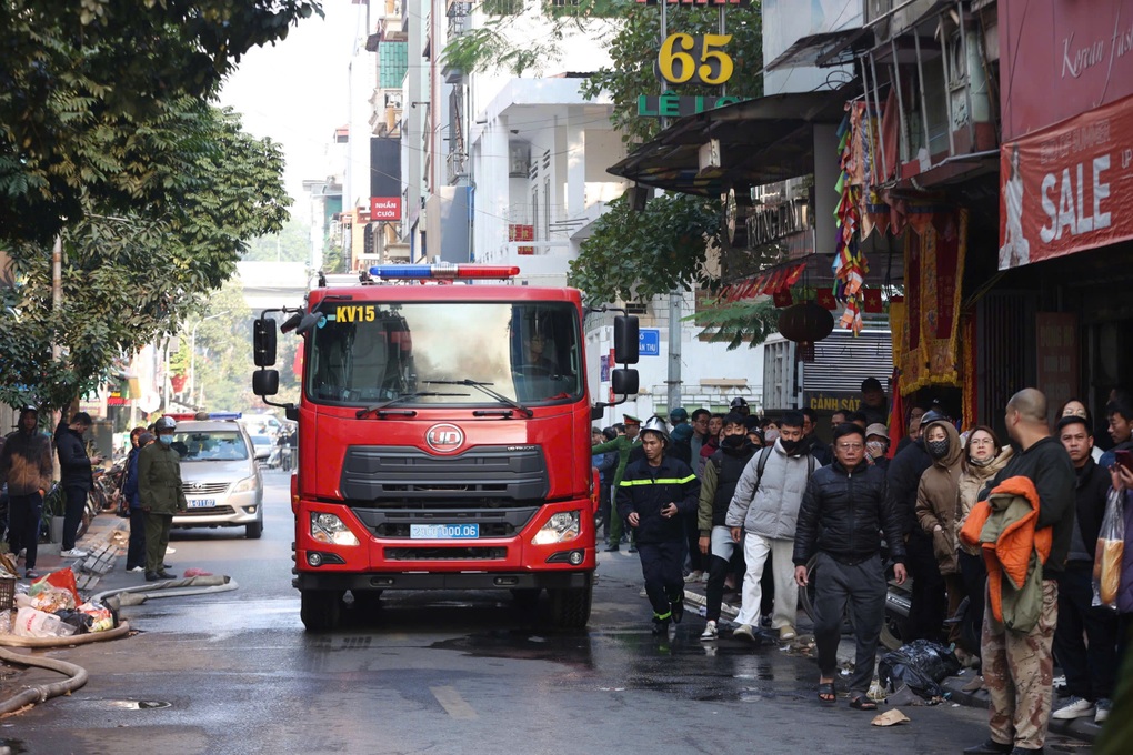 Ngôi nhà cao tầng trên phố Lê Lợi ở Hà Nội bốc cháy dữ dội - 3