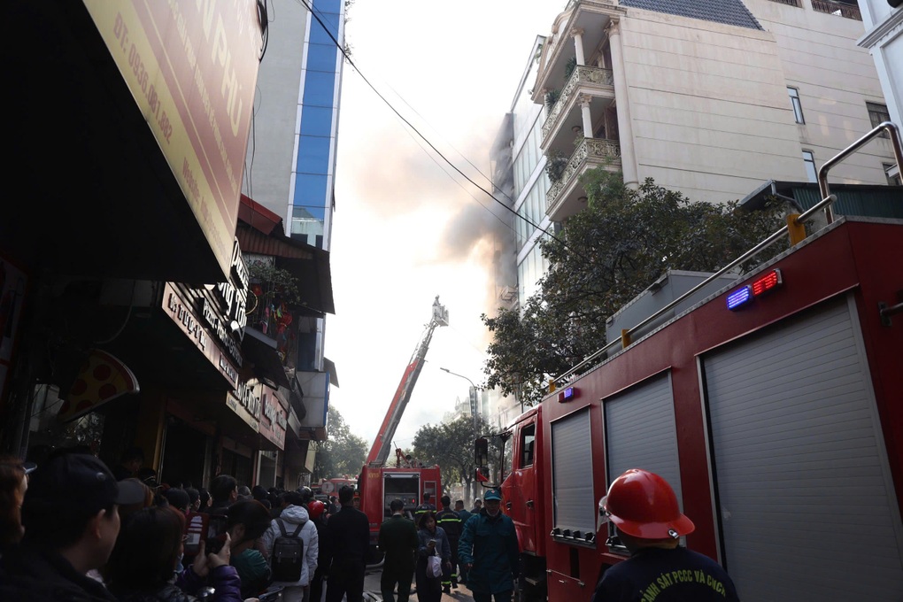 Ngôi nhà cao tầng trên phố Lê Lợi ở Hà Nội bốc cháy dữ dội - 2