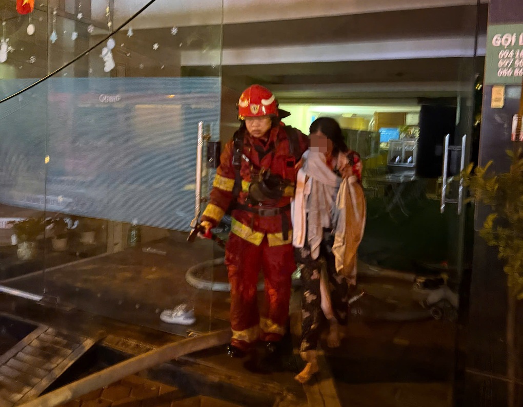 Cháy nhà nghỉ cao 8 tầng ở Hà Nội, 7 người được giải cứu an toàn - 2