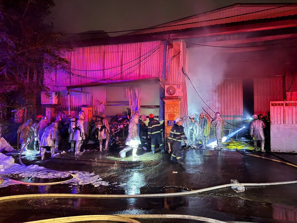 Hàng chục cảnh sát dập tắt đám cháy bên trong cụm công nghiệp ở Hà Nội - 1 Hàng chục cảnh sát dập tắt đám cháy bên trong cụm công nghiệp ở Hà Nội - 1