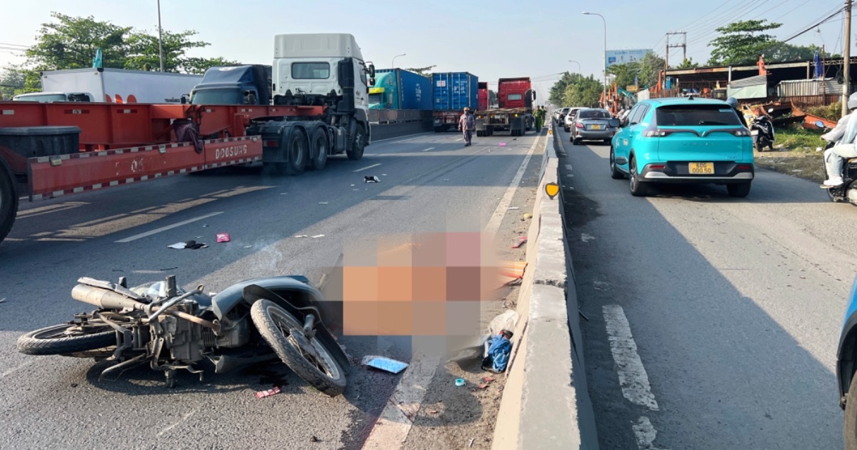 Xe máy vào làn ô tô va chạm xe đầu kéo ở TPHCM, 1 người tử vong