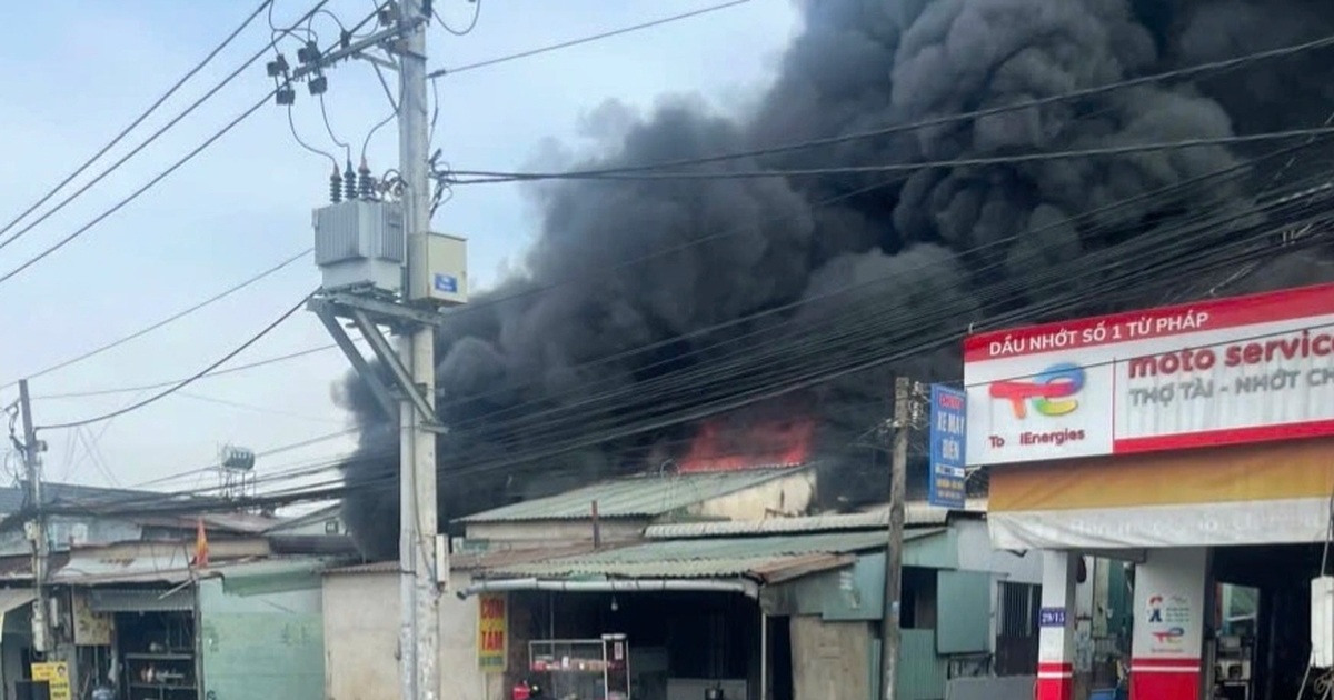 Cháy nhà xưởng ở TPHCM