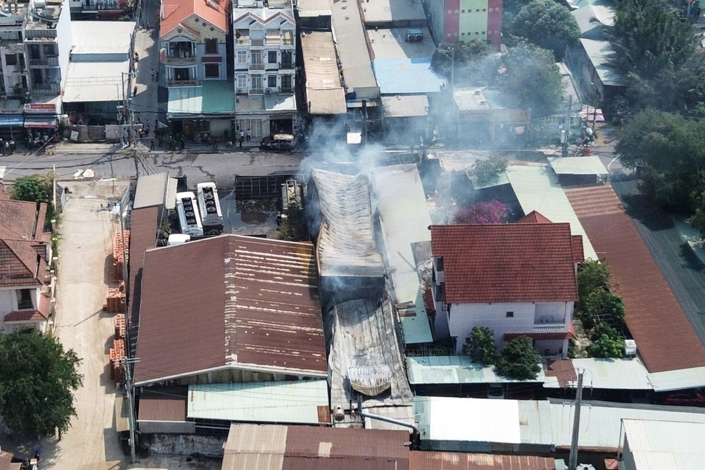 700 hộ dân mất điện sau vụ cháy xe bồn chở xăng ở TPHCM - 2