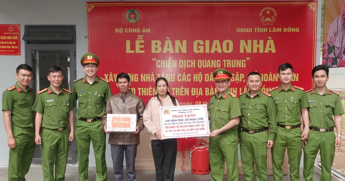 Công an Lâm Đồng hoàn thành xây nhà tặng người dân vùng lũ