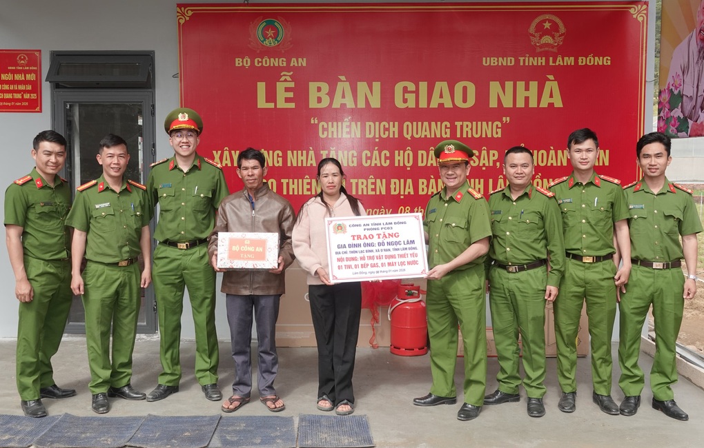 Công an Lâm Đồng hoàn thành xây nhà tặng người dân vùng lũ - 1