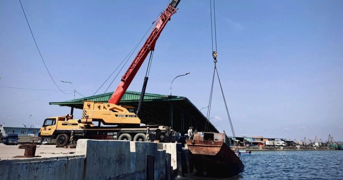 Tàu vỏ thép bị chìm sau khi hạ thủy trên biển Lâm Đồng