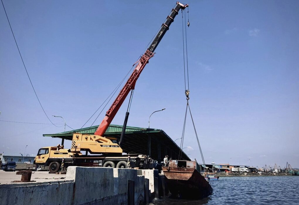 Tàu vỏ thép bị chìm sau khi hạ thủy trên biển Lâm Đồng - 1 Tàu vỏ thép bị chìm sau khi hạ thủy trên biển Lâm Đồng - 1