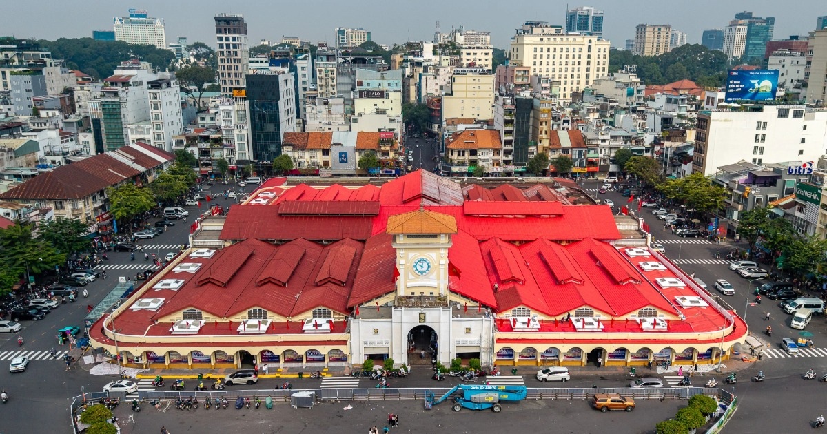 Thay “áo mới” cho chợ Bến Thành và nhiều công trình ở TPHCM để đón Tết