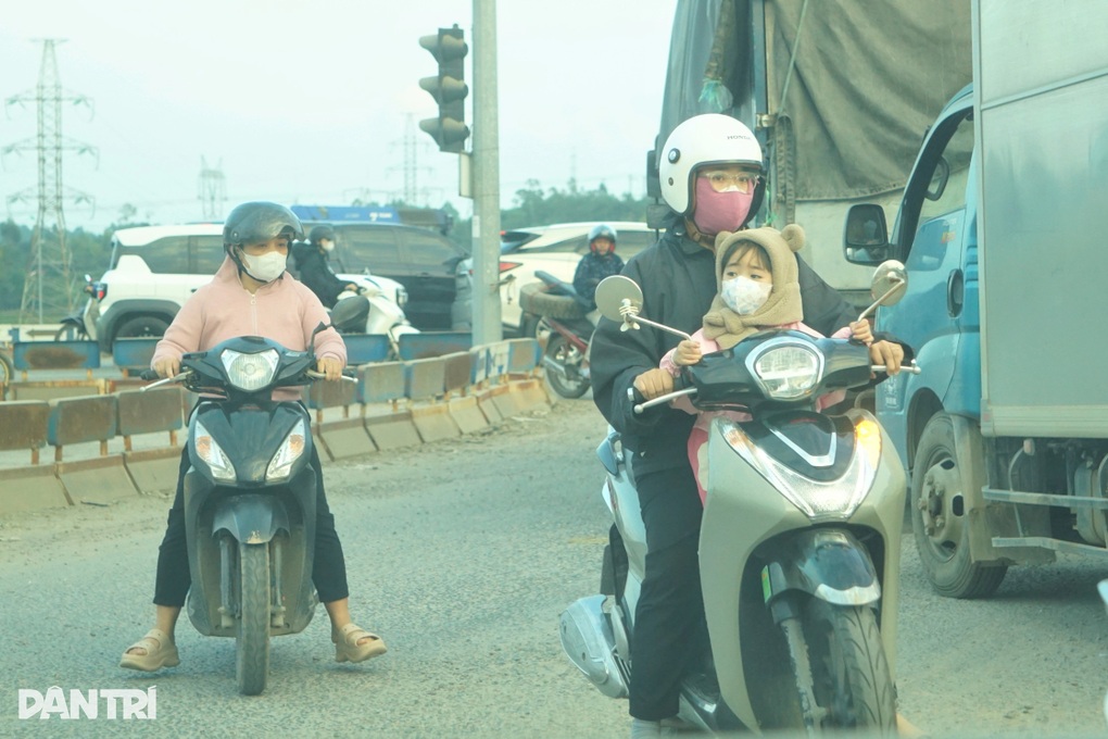 Phương tiện “bò qua đường xuống cấp ở nút giao cao tốc - 2 Phương tiện “bò qua đường xuống cấp ở nút giao cao tốc - 2