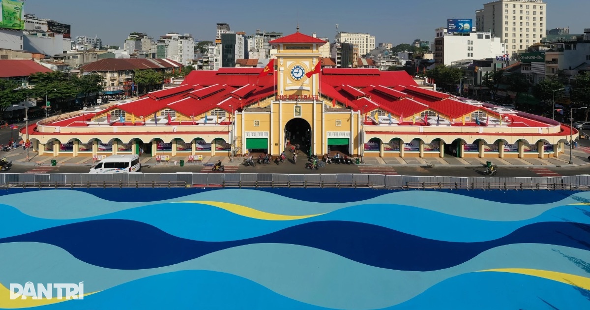 “Sóng nước bập bềnh” trước chợ Bến Thành sau 10 ngày chỉnh trang