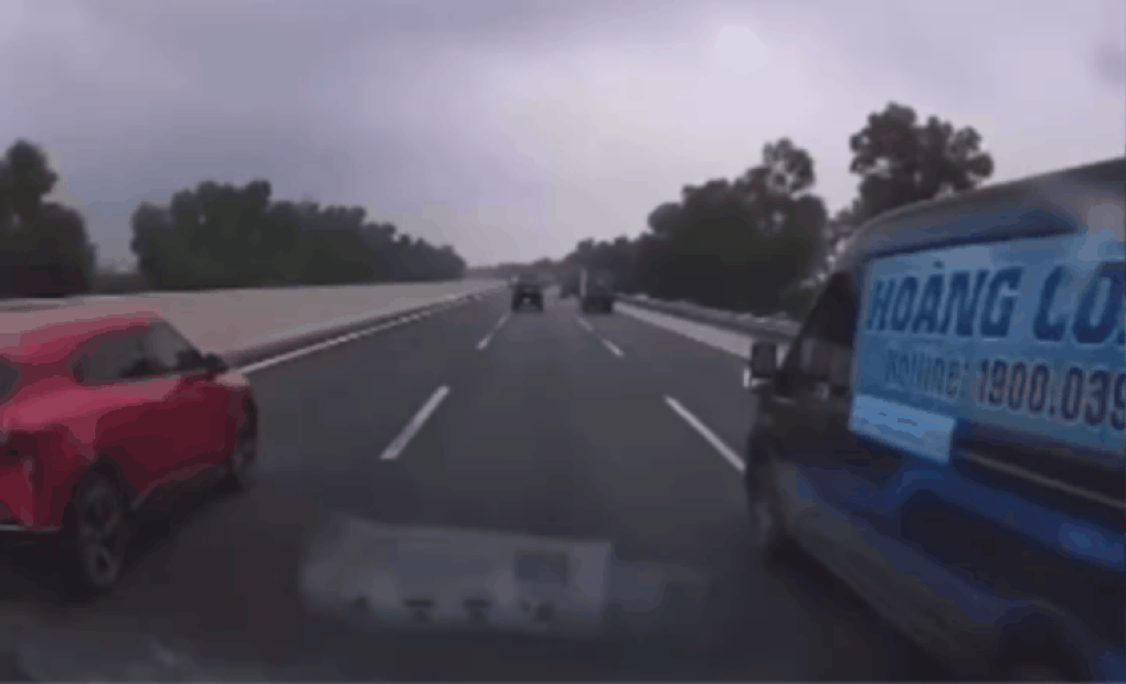 Chuyển làn liên tiếp trên cao tốc, tài xế bị phạt 5 triệu đồng - 1 Chuyển làn liên tiếp trên cao tốc, tài xế bị phạt 5 triệu đồng - 1