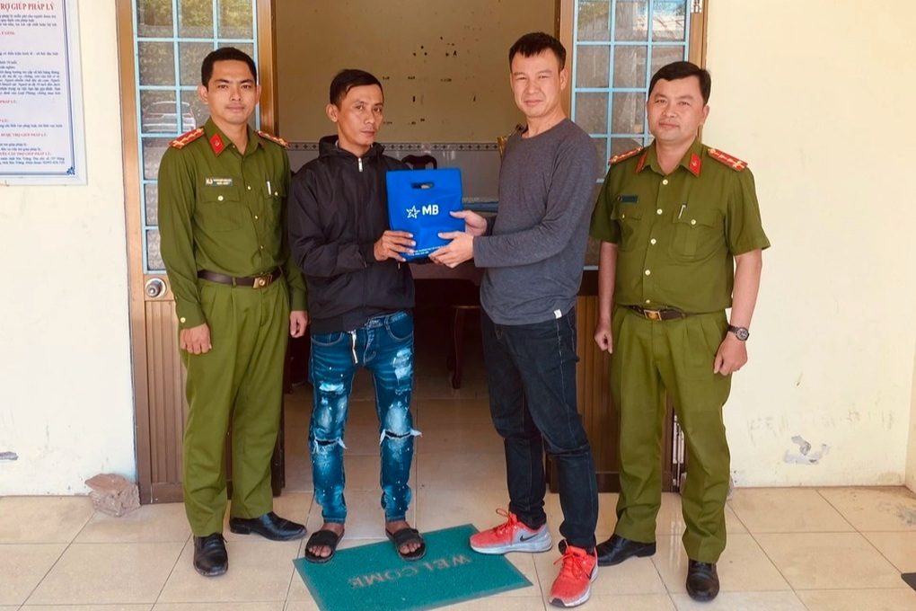 Người đàn ông Cần Thơ hoàn trả  5,2 tỷ đồng bị chuyển nhầm - 1