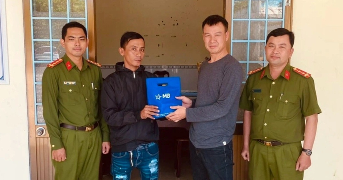 Người đàn ông Cần Thơ hoàn trả 5,2 tỷ đồng bị chuyển nhầm