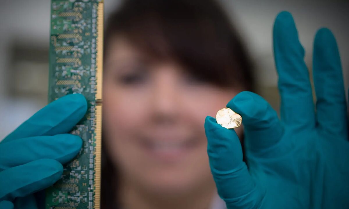 Tách vàng từ điện thoại cũ trong 20 phút, phí 1.455 USD một ounce