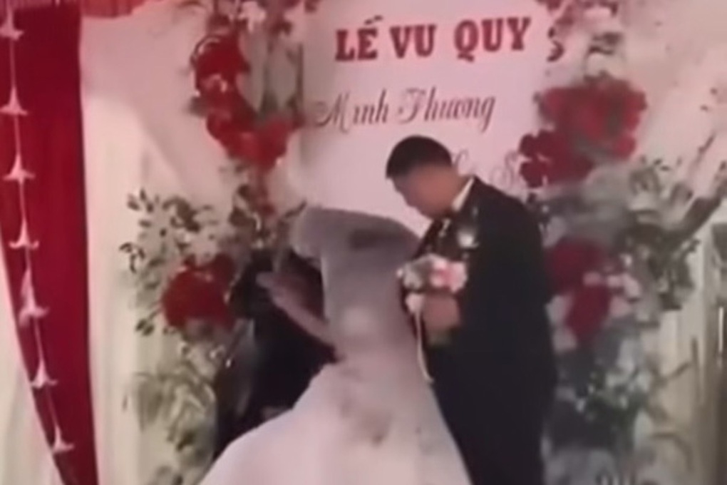 Cô dâu, chú rể ở Ninh Bình bị hắt mắm tôm lúc làm lễ cưới - 1 Cô dâu, chú rể ở Ninh Bình bị hắt mắm tôm lúc làm lễ cưới - 1