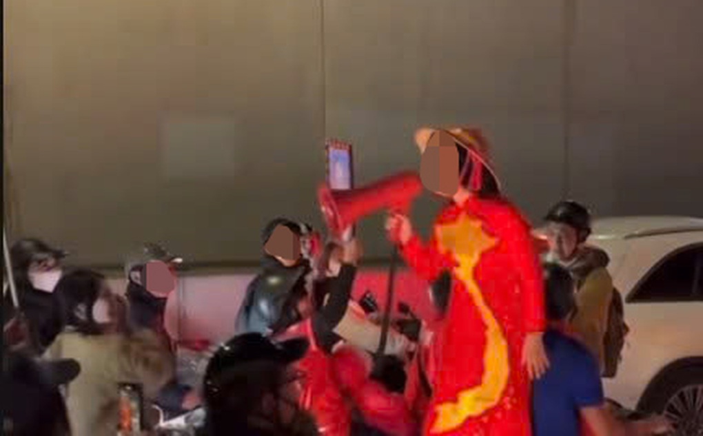 Xác minh video người phụ nữ đi bão hô hào đám đông đua xe - 1