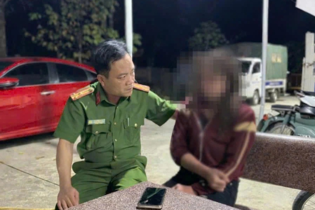 Công an nhảy xuống dòng sông chảy xiết, nhiều đá ngầm cứu một phụ nữ - 1 Công an nhảy xuống dòng sông chảy xiết, nhiều đá ngầm cứu một phụ nữ - 1