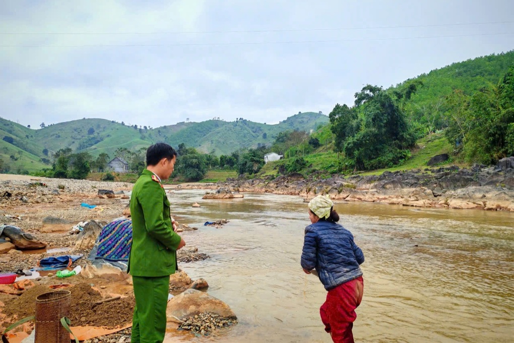 Vụ đãi vàng trên sông Đakrông: 19 người ký cam kết không tái phạm - 2