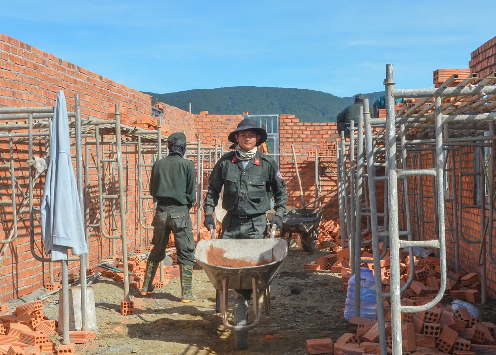 Công an Lâm Đồng hoàn thành xây nhà tặng người dân vùng lũ - 2