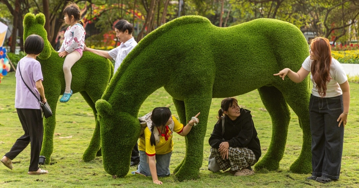 Gia đình linh vật ngựa hút khách tại công viên mới trên “đất vàng” TPHCM