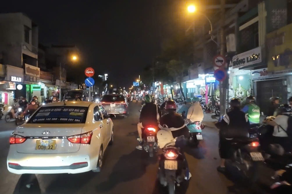 CSGT TPHCM dùng xe chuyện dụng chở bé trai hóc dị vật đến bệnh viện cấp cứu - 2