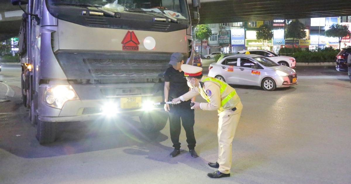 Lắp đèn siêu sáng chiếu thẳng mặt người đi đường, loạt tài xế bị xử phạt