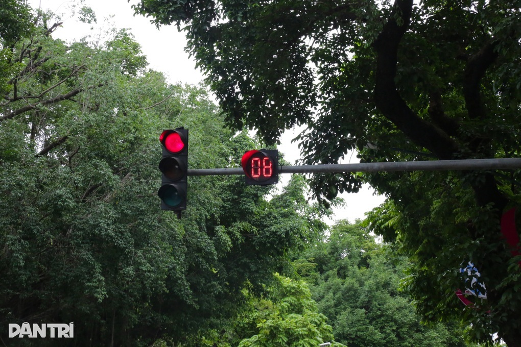 Vì sao nhiều đèn xanh, đèn đỏ ở Hà Nội chỉ còn đếm lùi 8 giây? - 1