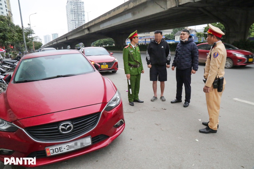 Hàng loạt tài xế ô tô đỗ hàng 2, hàng 3 trên đường ở Hà Nội bị xử lý - 2 Hàng loạt tài xế ô tô đỗ hàng 2, hàng 3 trên đường ở Hà Nội bị xử lý - 2