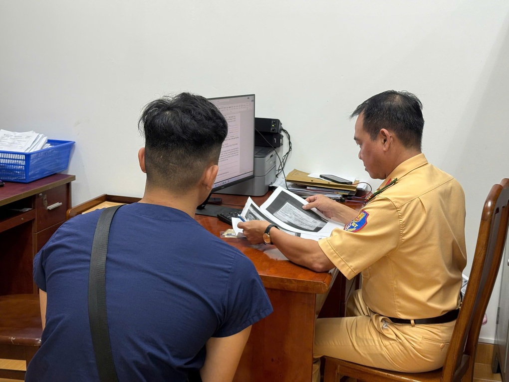 Tài xế hóa trang thành siêu anh hùng Marvel bị xử phạt 12,5 triệu đồng - 1