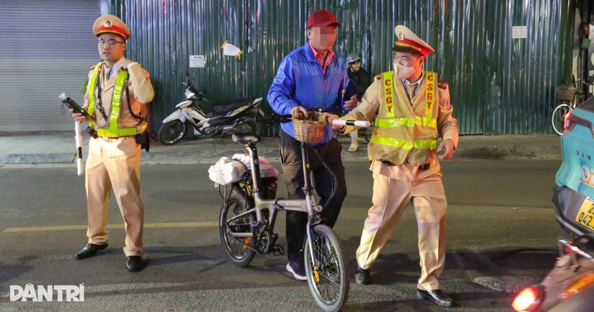 Người đàn ông bị CSGT tạm giữ xe đạp vì vi phạm nồng độ cồn