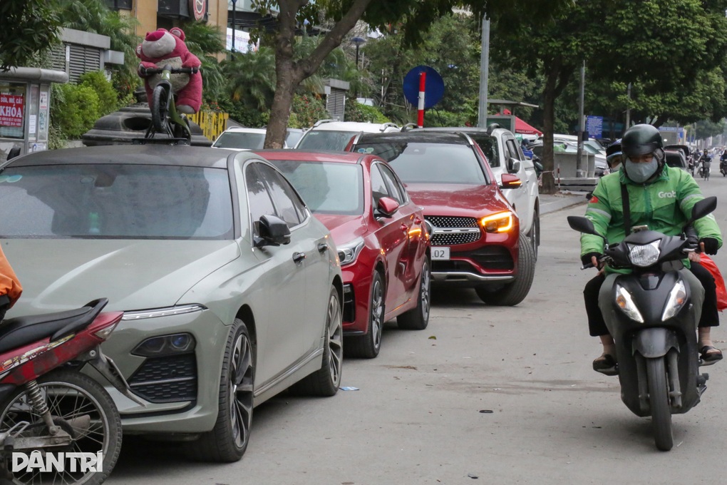 Hàng loạt tài xế ô tô đỗ hàng 2, hàng 3 trên đường ở Hà Nội bị xử lý - 3 Hàng loạt tài xế ô tô đỗ hàng 2, hàng 3 trên đường ở Hà Nội bị xử lý - 3