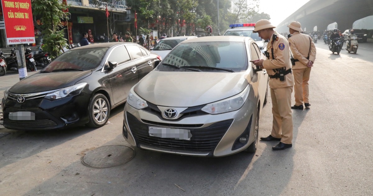 Hàng loạt tài xế ô tô dừng đỗ sai trên đường Hà Nội bị CSGT xử phạt