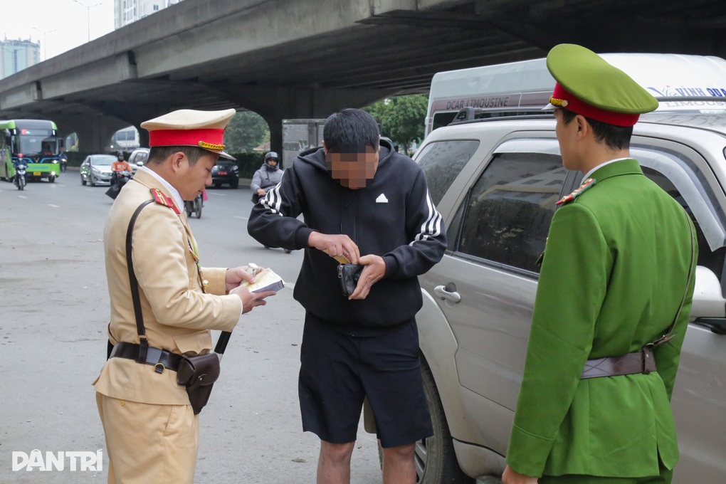 Hàng loạt tài xế ô tô đỗ hàng 2, hàng 3 trên đường ở Hà Nội bị xử lý - 1 Hàng loạt tài xế ô tô đỗ hàng 2, hàng 3 trên đường ở Hà Nội bị xử lý - 1