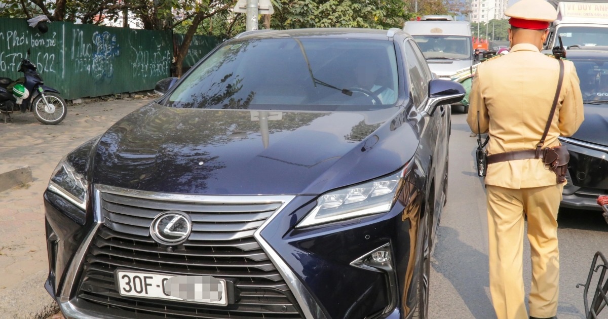 Hàng loạt tài xế xe sang bị CSGT Hà Nội kiểm tra nồng độ cồn