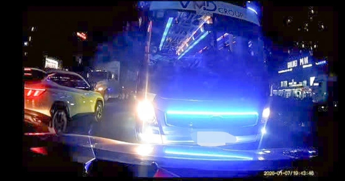 Phạt tài xế xe khách đi sai làn, “thi gan” với ô tô khác trên đường