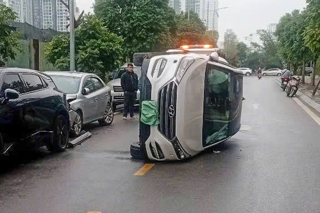 Nữ tài xế lái Tucson đâm 2 xe khác rồi lật nghiêng giữa đường Hà Nội - 1 Nữ tài xế lái Tucson đâm 2 xe khác rồi lật nghiêng giữa đường Hà Nội - 1