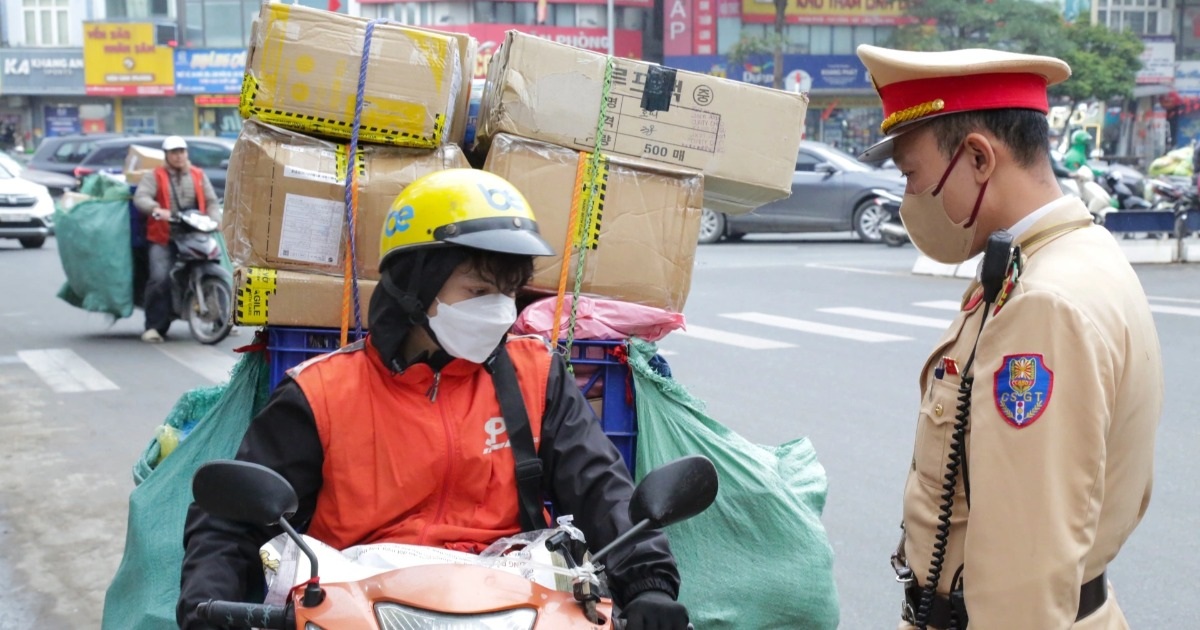 Shipper chở hàng cồng kềnh, che lấp biển số bị CSGT xử phạt